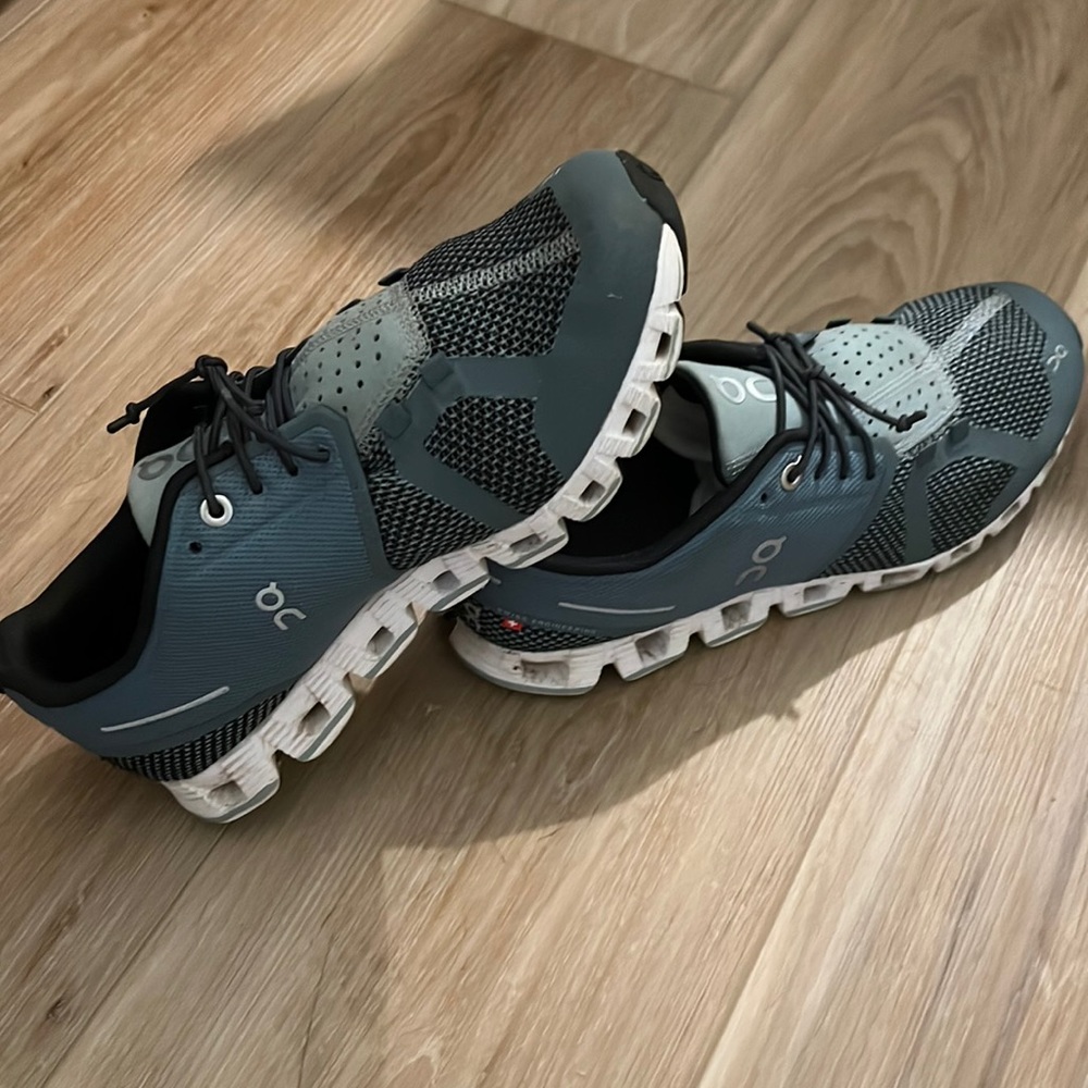 On cloud running shoe